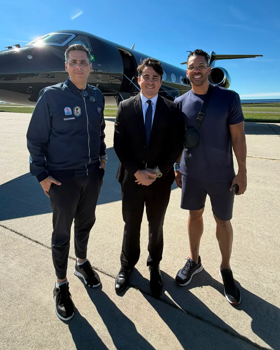 Flávio Augusto e Joel Jota, clientes da W7 Transfer, em aeroporto executivo