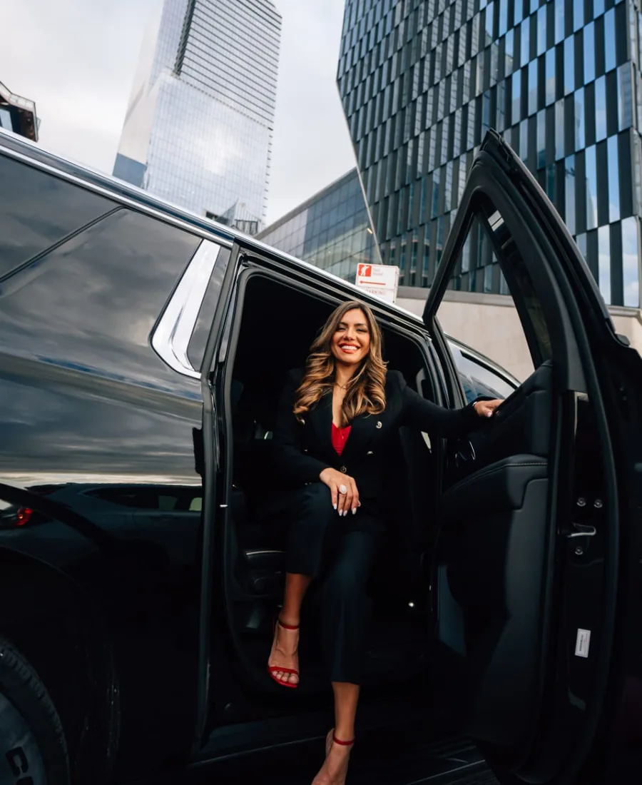 Cliente desembarcando de SUV da W7 Transfer