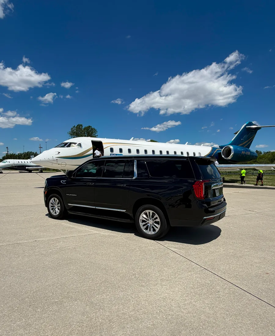 SUV da W7 Transfer ao lado de jato executivo